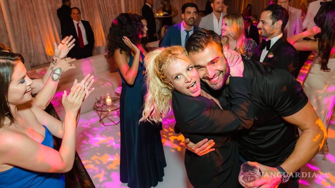 $!Britney Spears, Sam Asghari y Selena Gomez durante la recepción.