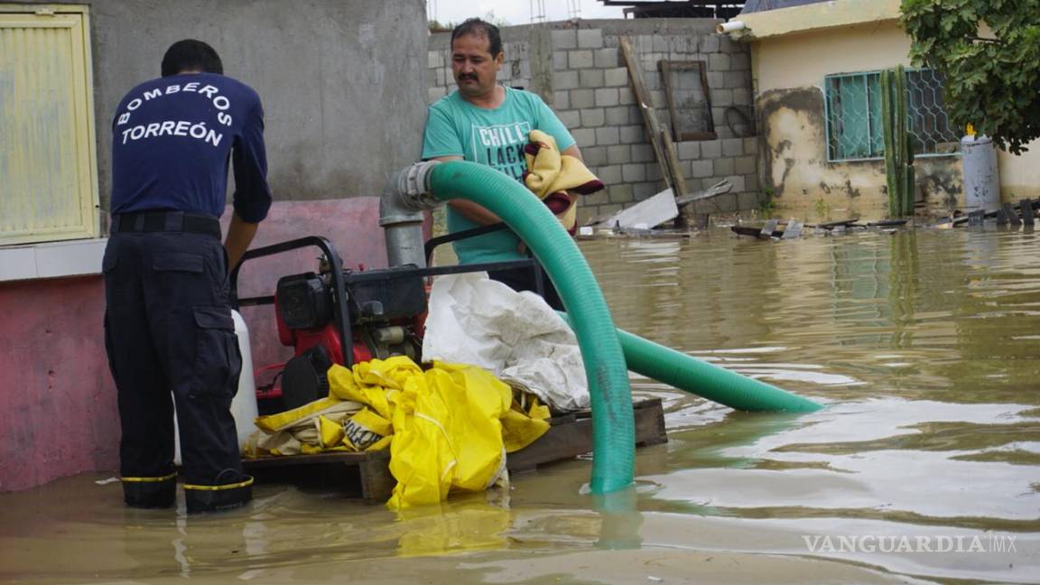 $!Se intensifican labores de desazolve en colonias de Torreón tras fuertes lluvias