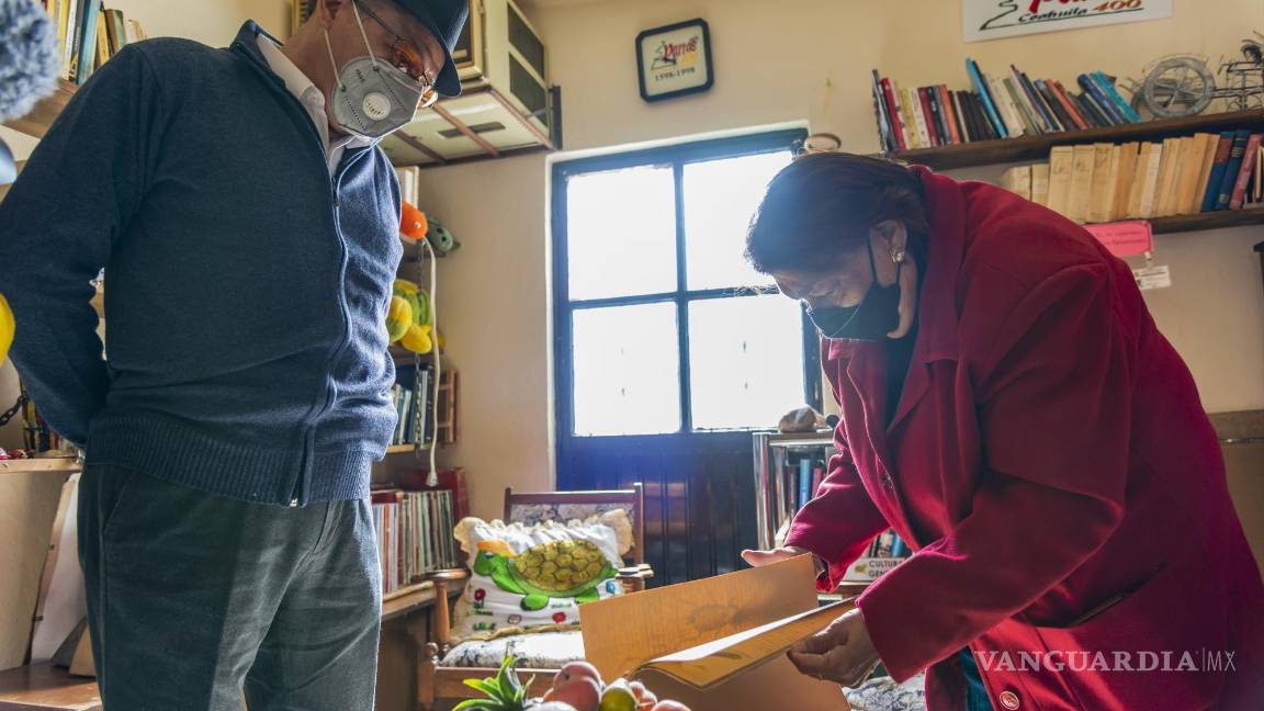 $!El investigador Salvador Hurtado en compañía de Elvia Morales, cronista de Parras.