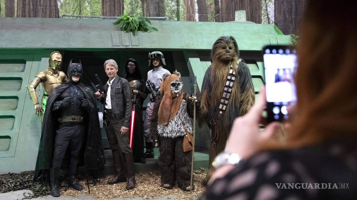$!Un Batman Cosplayer posa entre los personajes de ‘Star Wars’ en la convención ‘Fantasy Basel - The Swiss Comic Con 2021’ en Basilea, Suiza. EFE/EPA/Peter Klaunzer