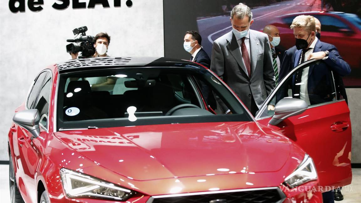 $!El rey Felipe VI (i) junto al presidente de SEAT, Wayne Griffiths, durante la inauguración de Automobile, el salón internacional del automóvil de Barcelona,. EFE/Toni Albir