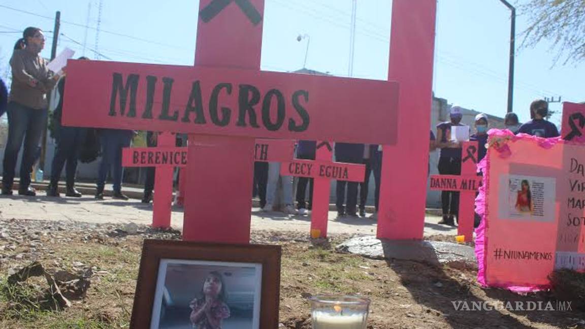 $!Madres Poderosas coloca anti monumento en Torreón: cruces con nombres de sus hijas asesinadas