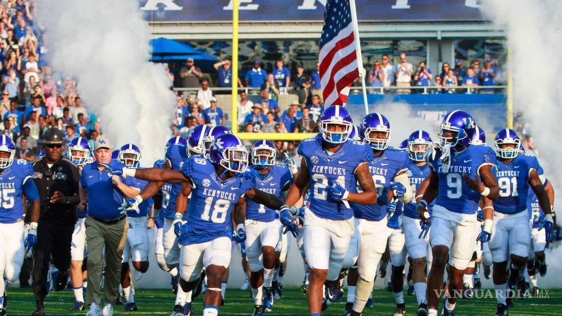 $!Multan a elementos de equipo de futbol americano en Estados Unidos por jugar con los Foo Fighters