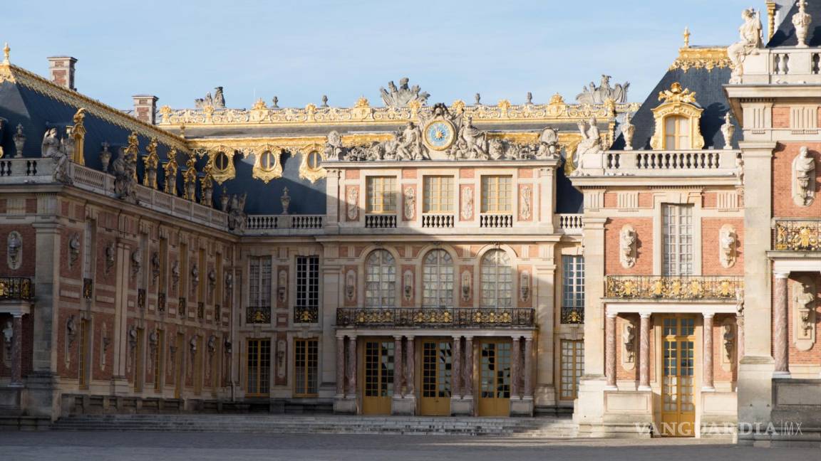 Reportan incendio en el Palacio de Versalles en Francia; evacúan a turistas (VIDEO)