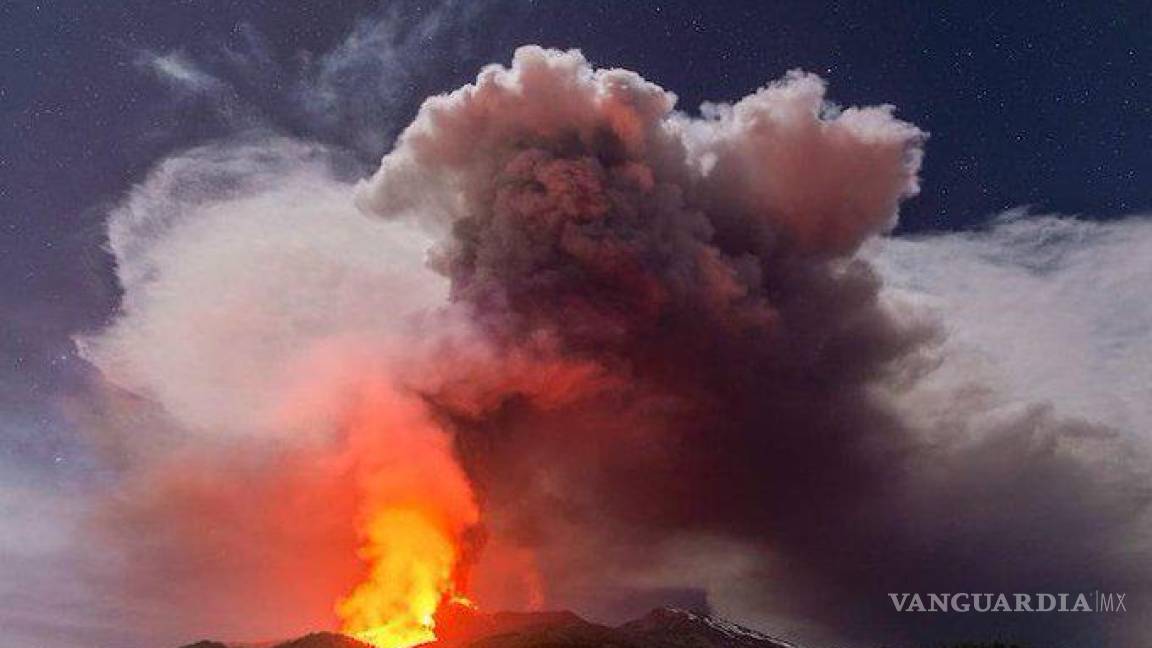 El volcán del monte Etna hizo erupción, paraliza aeropuerto