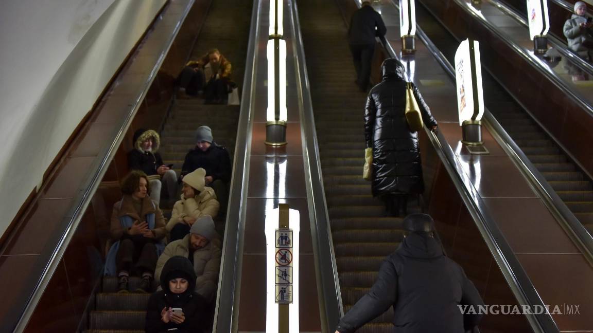 $!Personas se refugian en una estación de metro tras una alerta de ataque aéreo en Kiev.