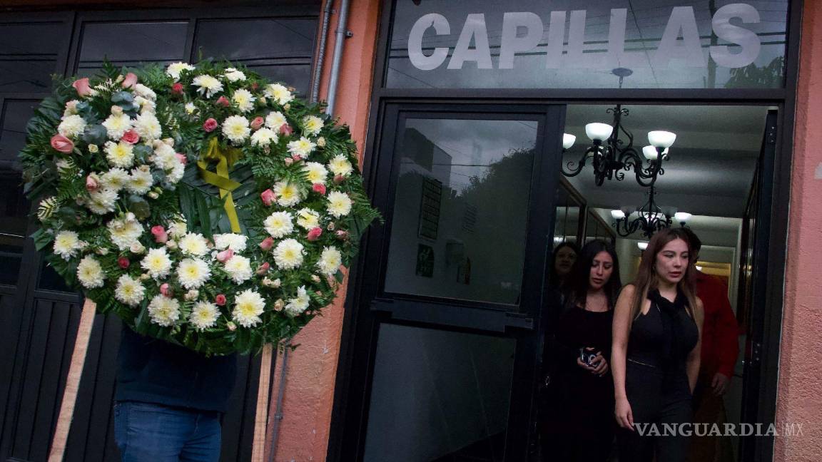 $!Familiares y amigos de Ivana Huato Becerra, velan el cuerpo de la joven en una funeraria al sur de la ciudad. Cabe mencionar que Ivana desapareciera en la alcaldía Tlalpan el pasado 20 de agosto y encontrada sin vida en Tlaxcala.