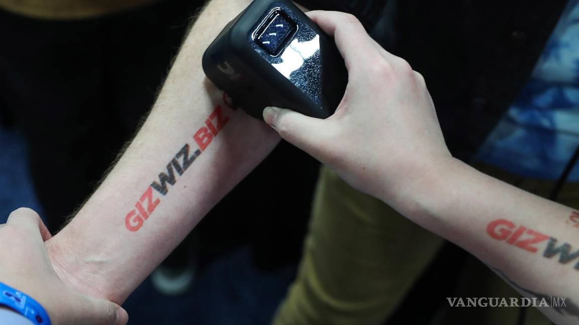 $!El dispositivo de tatuaje temporal digital de Prinker Korea Inc. se utiliza en el International Consumer Electronics Show. EFE/EPA/Caroline Brehman