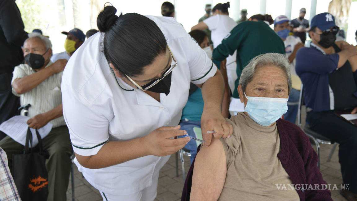 Vacunan a 3 mil saltillenses en Hacienda El Mimbre de Saltillo