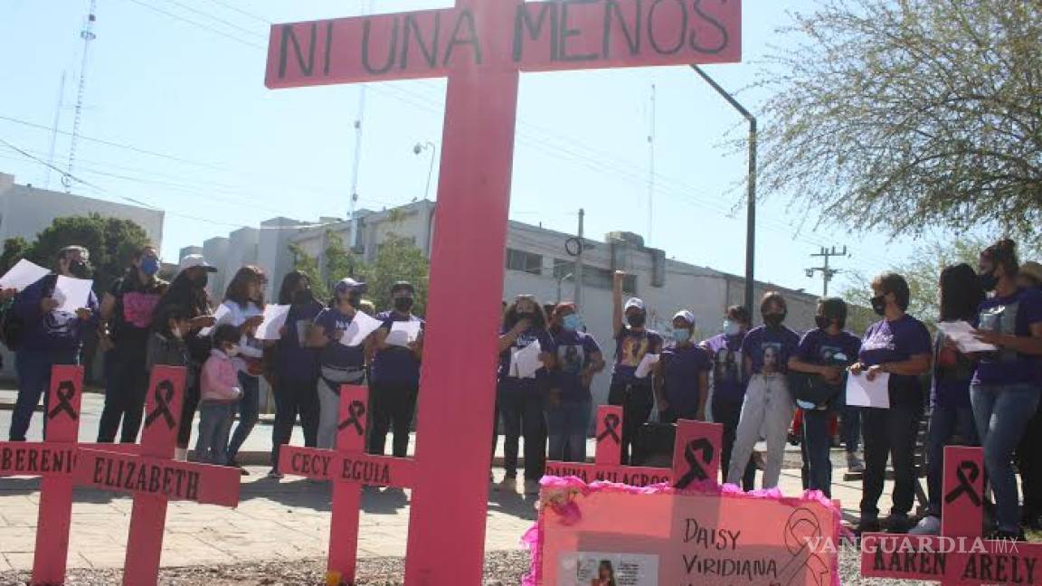 Madres Poderosas coloca anti monumento en Torreón: cruces con nombres de sus hijas asesinadas