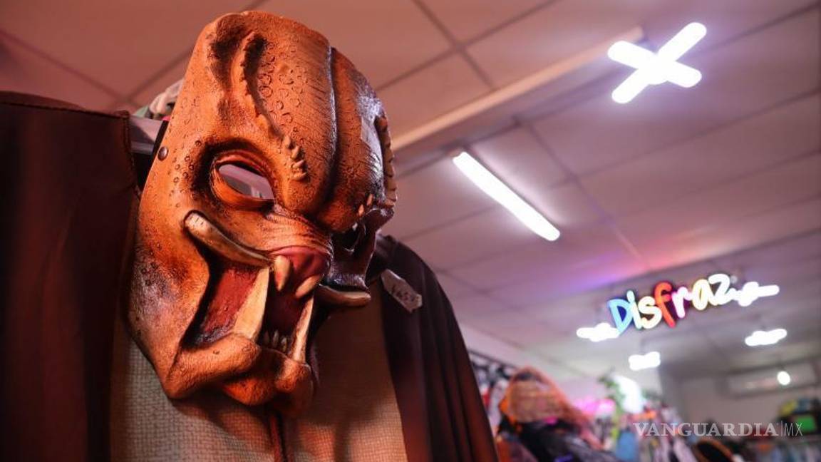 $!A su vez, madres de familia buscan disfraces característicos de diferentes países para desfiles escolares con motivo de la conmemoración del aniversario de la ONU.