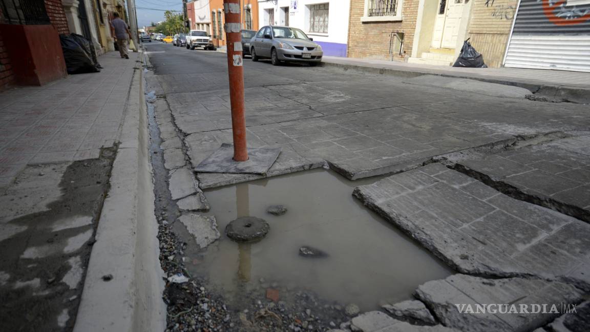 Destruida y descuidada se encuentra la calle General Cepeda del centro histórico de Saltillo