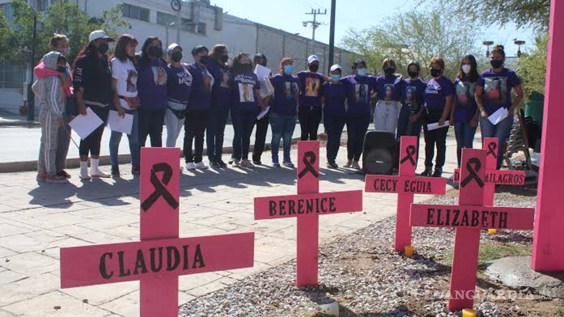 $!Madres Poderosas coloca anti monumento en Torreón: cruces con nombres de sus hijas asesinadas