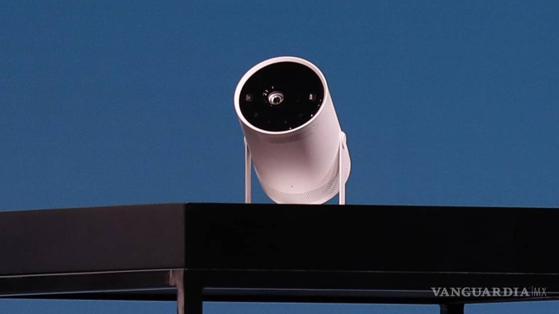 $!El dispositivo de entretenimiento y pantalla portátil Samsung “Freestyle”. EFE/EPA/Caroline Brehman