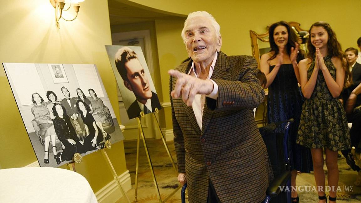 $!Así festejó Kirk Douglas sus 100 años