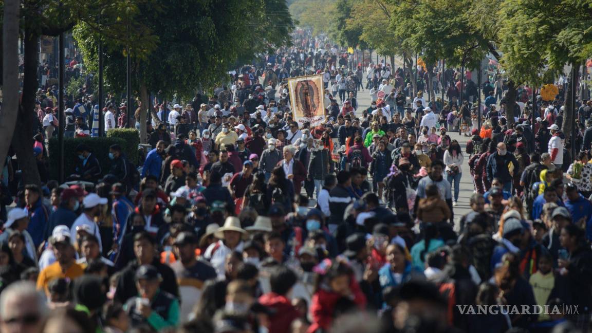 $!Miles de peregrinos de diferentes estados del País continúan llegando a la Basílica de Guadalupe.
