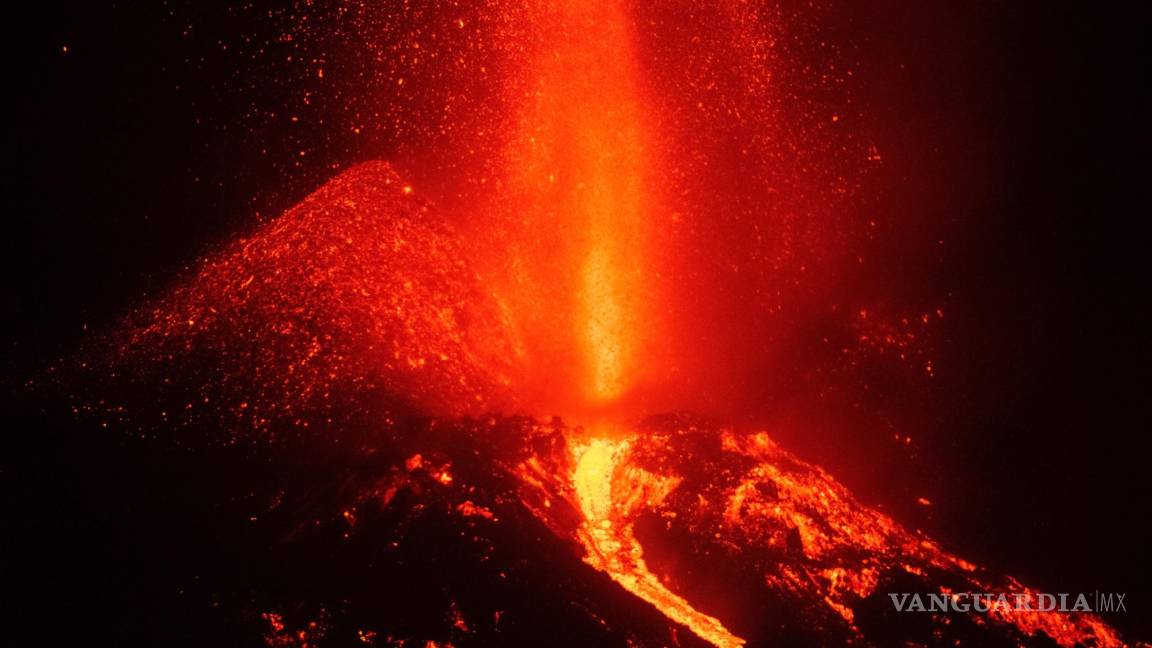 Aumenta flujo de lava del volcán de isla de La Palma tras colapso del cráter