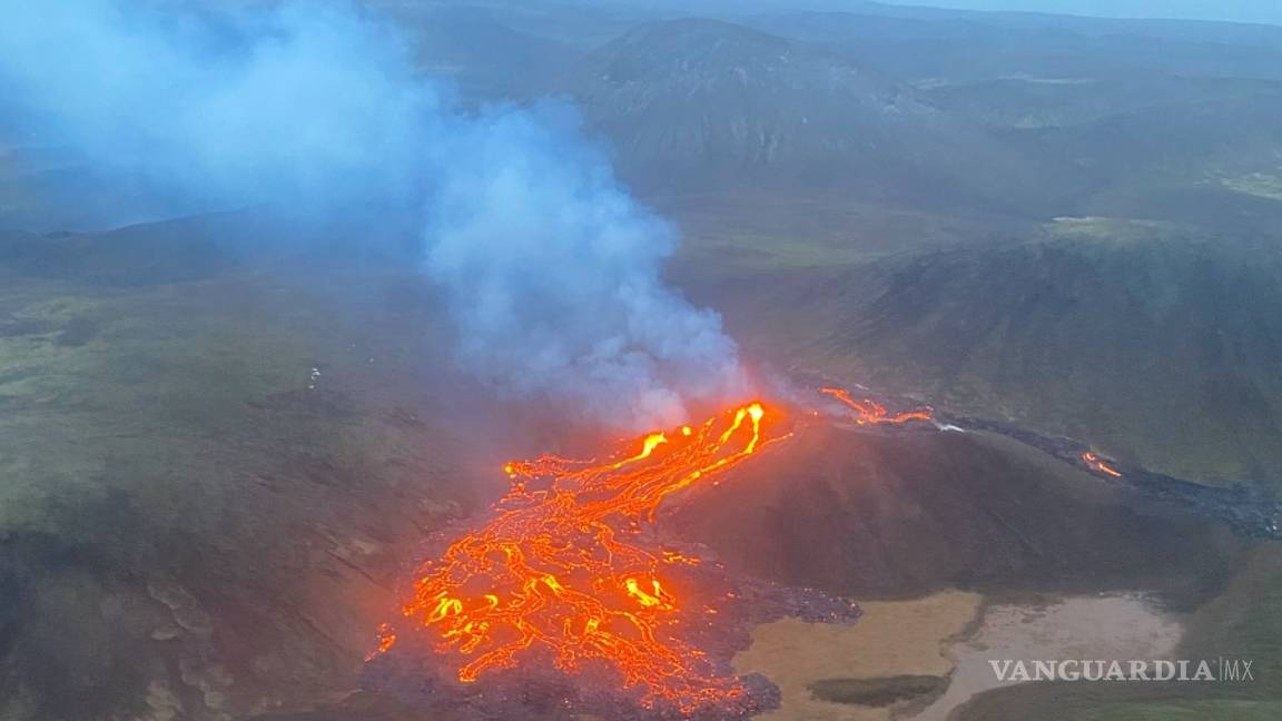 $!Después de 6 mil años el volcán del monte Fagradals en Islandia despertó con una erupción (fotos)
