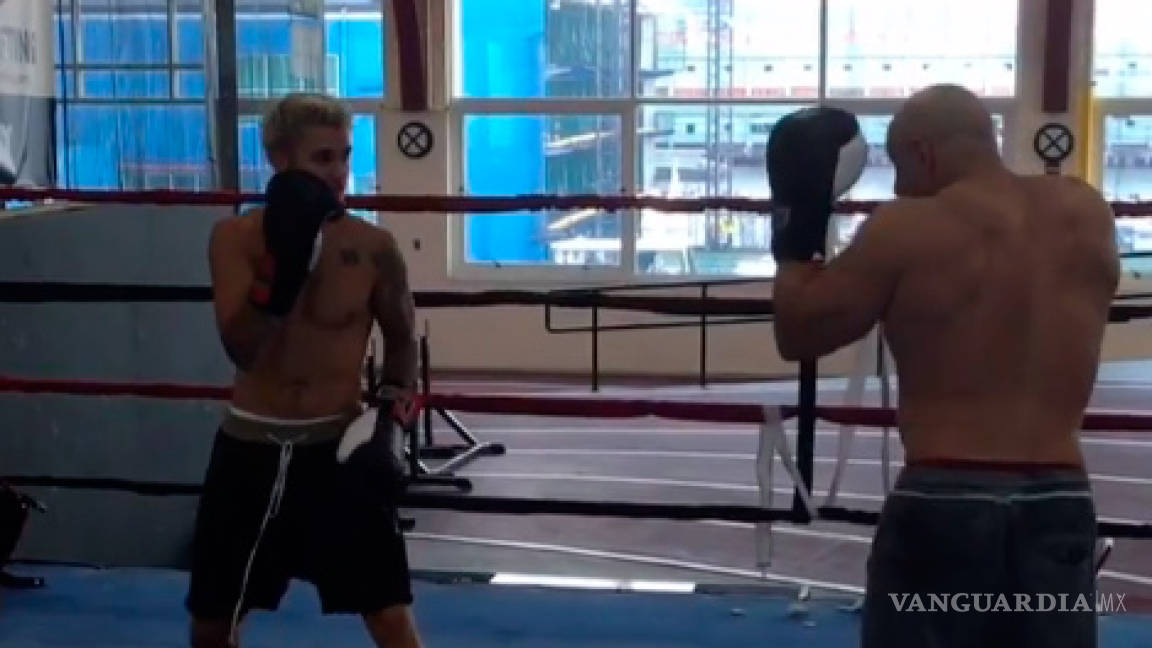 Justin Bieber entrena box para que no lo vuelvan a dejar en el suelo