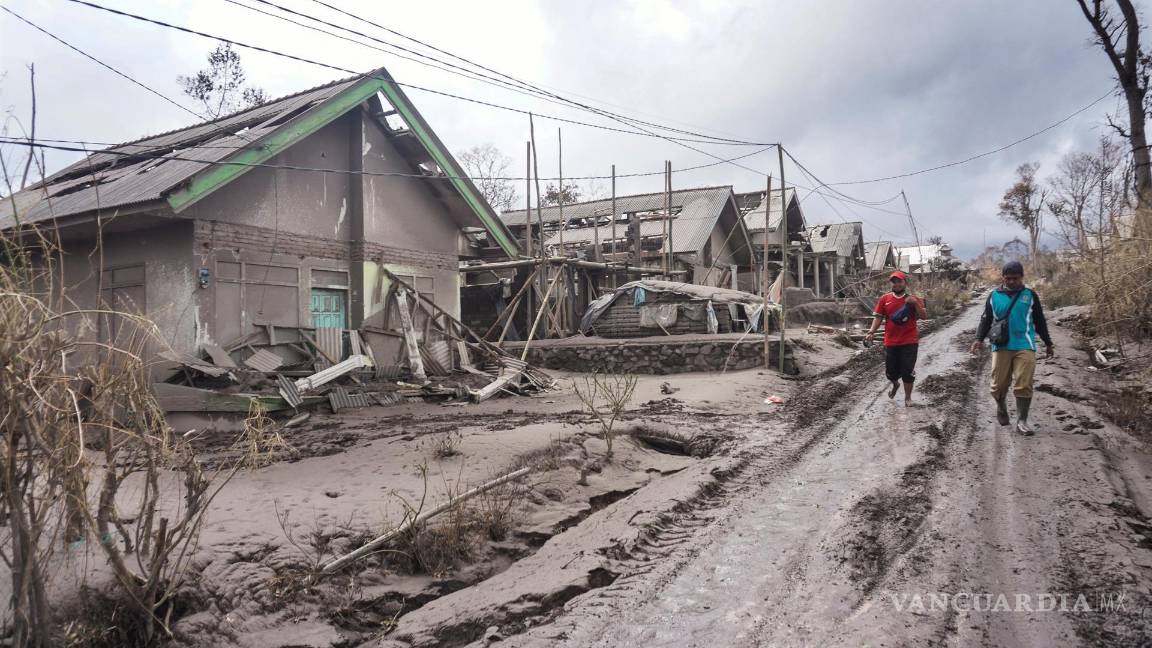 $!Los aldeanos caminan sobre un área afectada por la erupción del monte Semeru en Lumajang, Java Oriental, Indonesia. EFE/EPA/AMMAR
