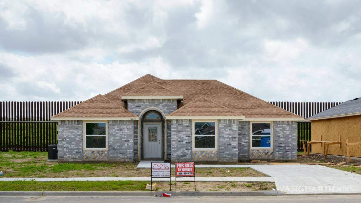 $!Una casa nueva a la venta a lo largo de una valla fronteriza en Brownsville, Texas.