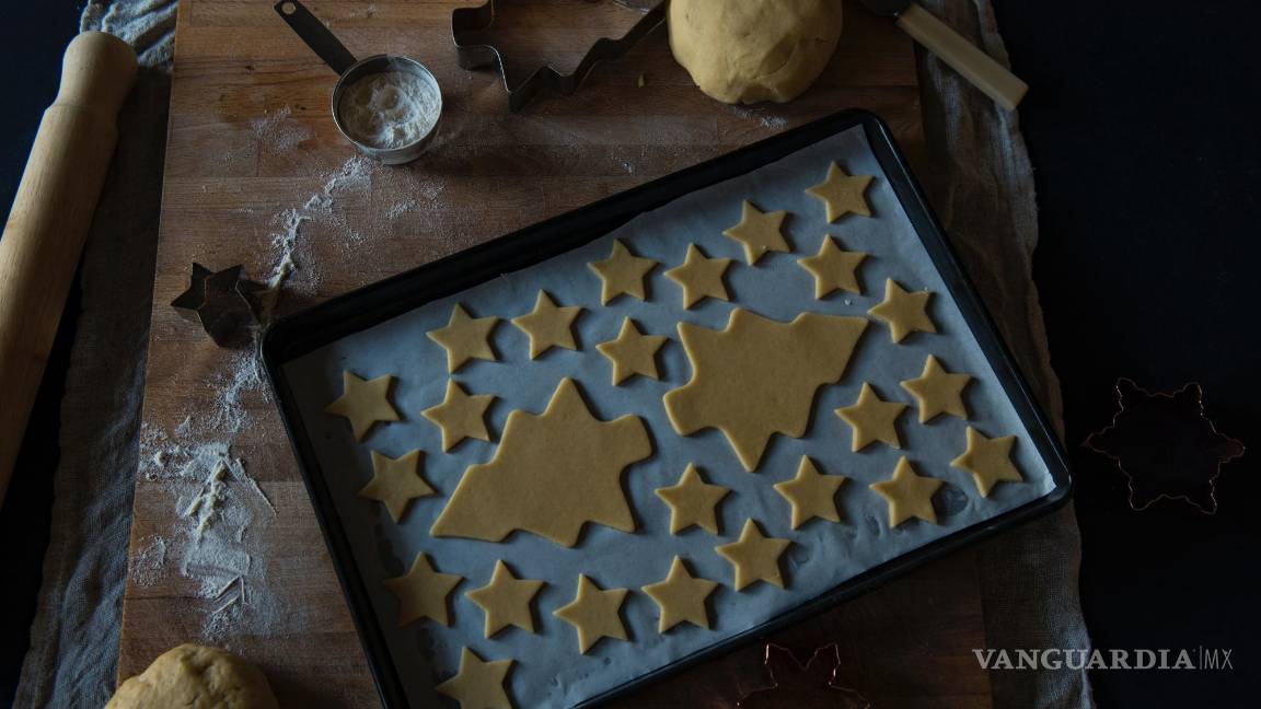 $!Las ‘Cinnamon Stars’, unas galletas con forma de luna y estrellas cubiertas con merengue, dignas de la Reina Isabel II y perfectas para Navidad.