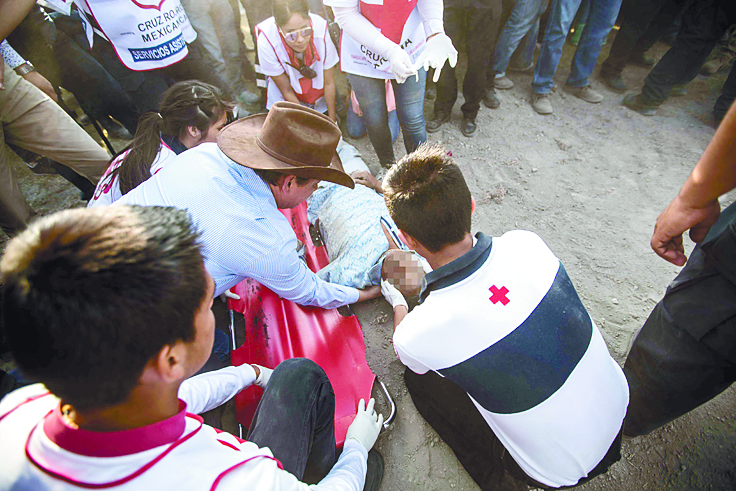 $!Caos y tragedia en los XV de Rubí