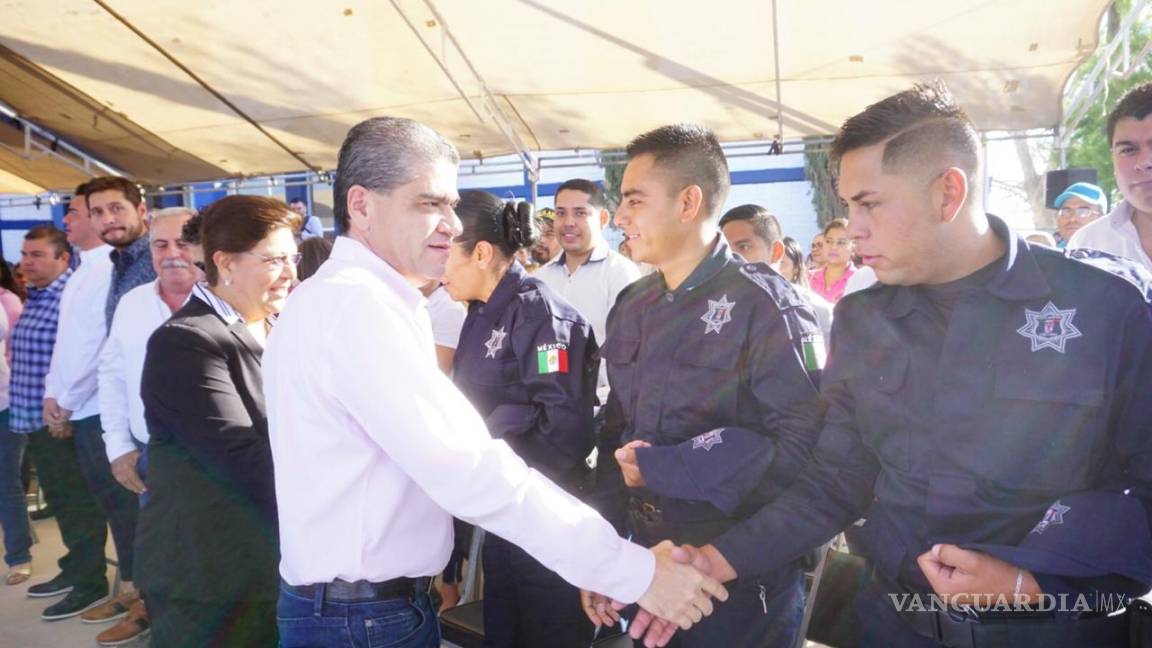 Entrega Miguel Riquelme patrullas y equipo a la policía de San Pedro, Coahuila