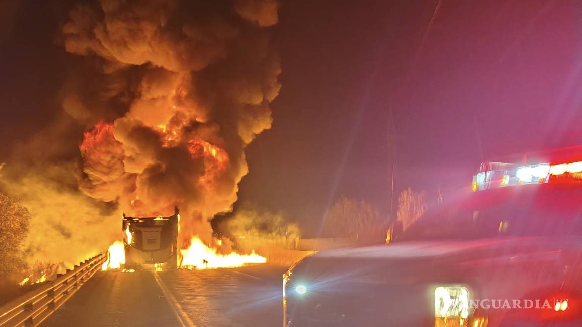 Se incendia tráiler en Los Chorros y paraliza la carretera 57 por más de ocho horas