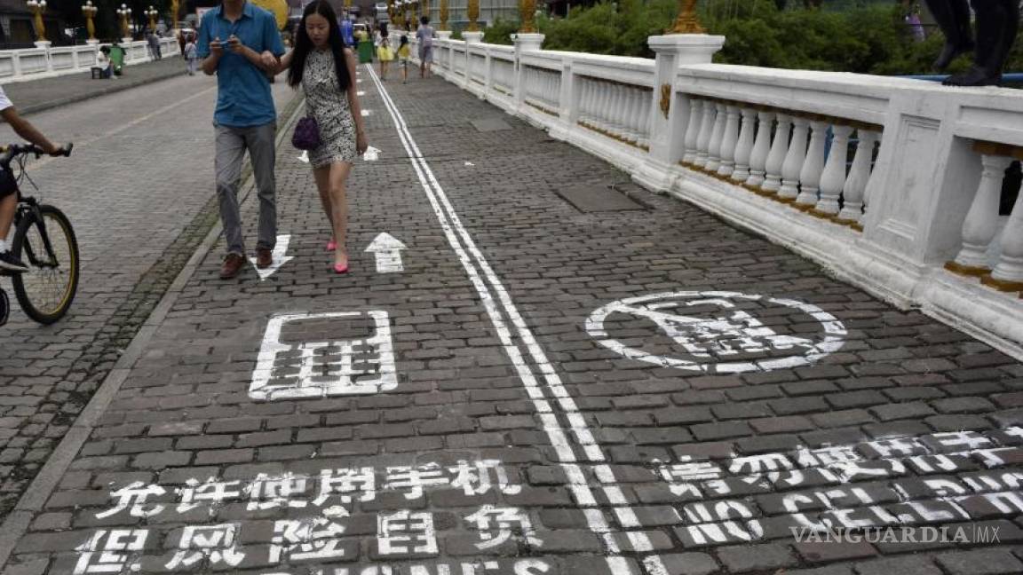 Ciudad china crea un carril exclusivo para peatones que miran al móvil