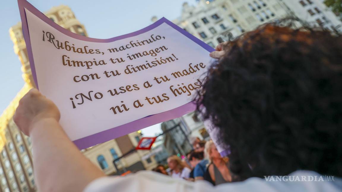 $!Decenas de mujeres se manifestaron en apoyo a las jugadoras de la Selección española de futbol y en concreto de Jenni Hermoso en Madrid.