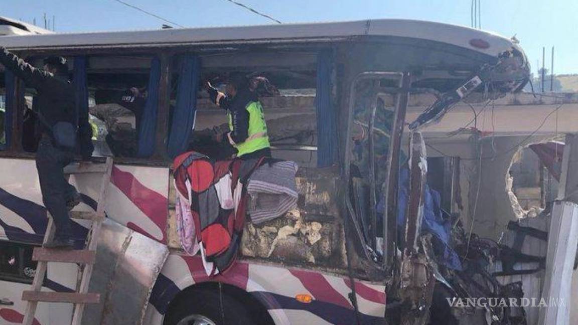 Reportan 19 muertos y 30 heridos tras choque de autobús contra casa en Edomex (video)