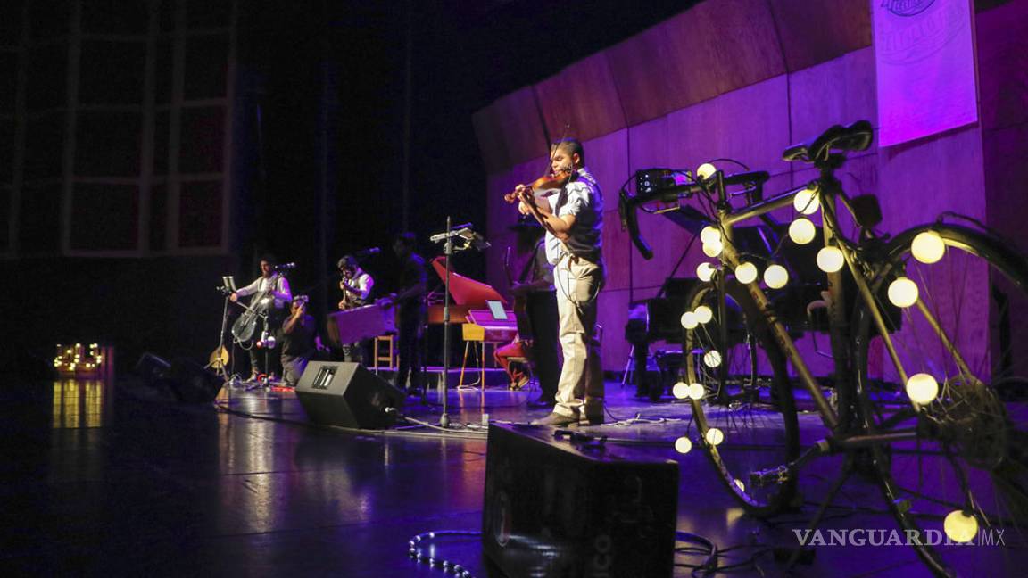 $!Debuta Celtillo Folk en el Teatro Fernando Soler a ritmo de violín y banjo