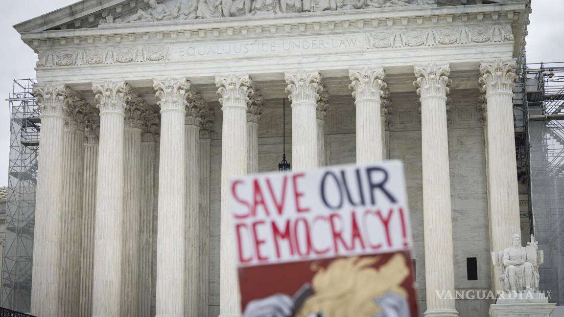 $!Un manifestante sostiene un cartel frente a la Corte Suprema, donde los jueces superiores dictaminaron que Trump aparezca en la boleta electoral de Colorado.