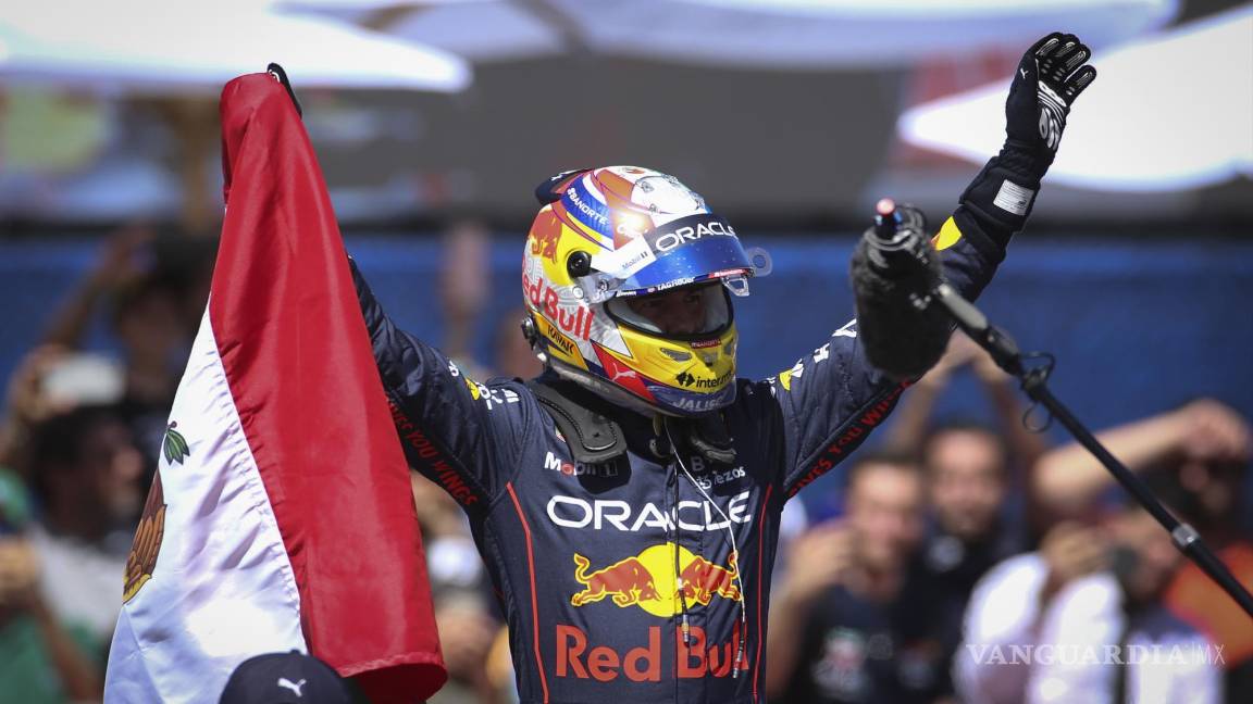 $!Sergio 'Checo' Pérez, de Red Bull Racing, posa con la bandera mexicana durante el Red Bull Show Run en Guadalajara, Jalisco.