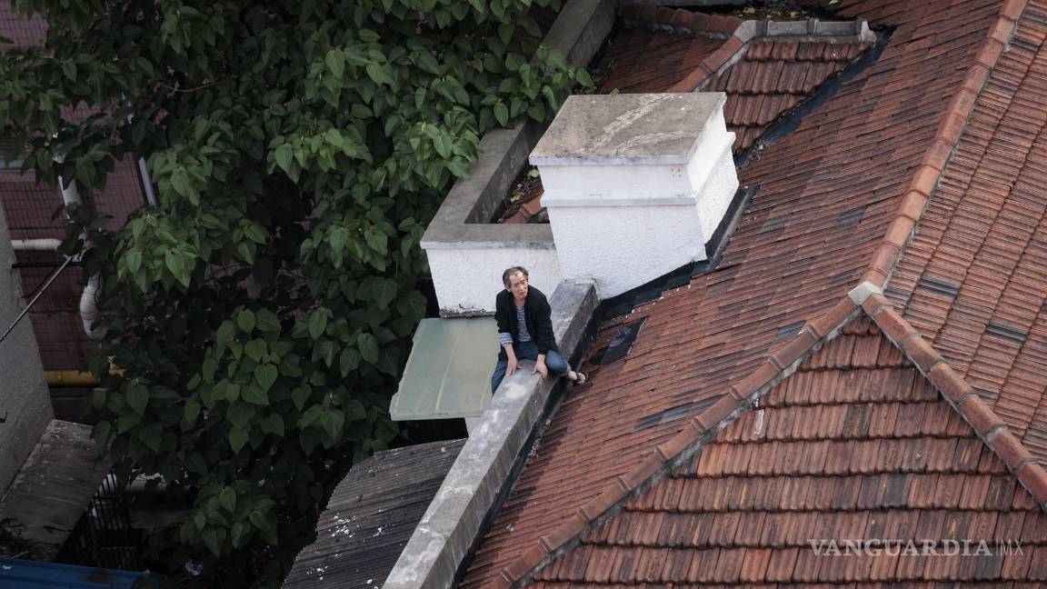 $!Un hombre se sienta en el techo de su casa en un complejo residencial en Shanghái, China.