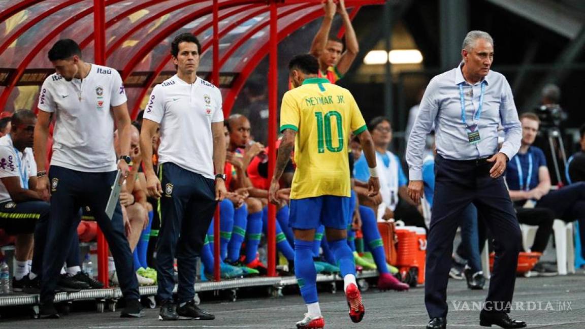 ¡Otra vez! Neymar se vuelve a lesionar