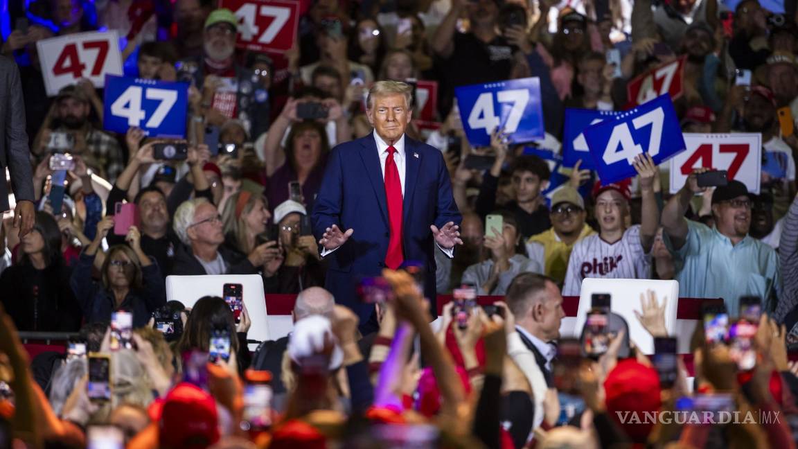 $!El expresidente estadounidense Donald Trump llega a un evento de campaña en el ayuntamiento de Lancaster, Pensilvania.