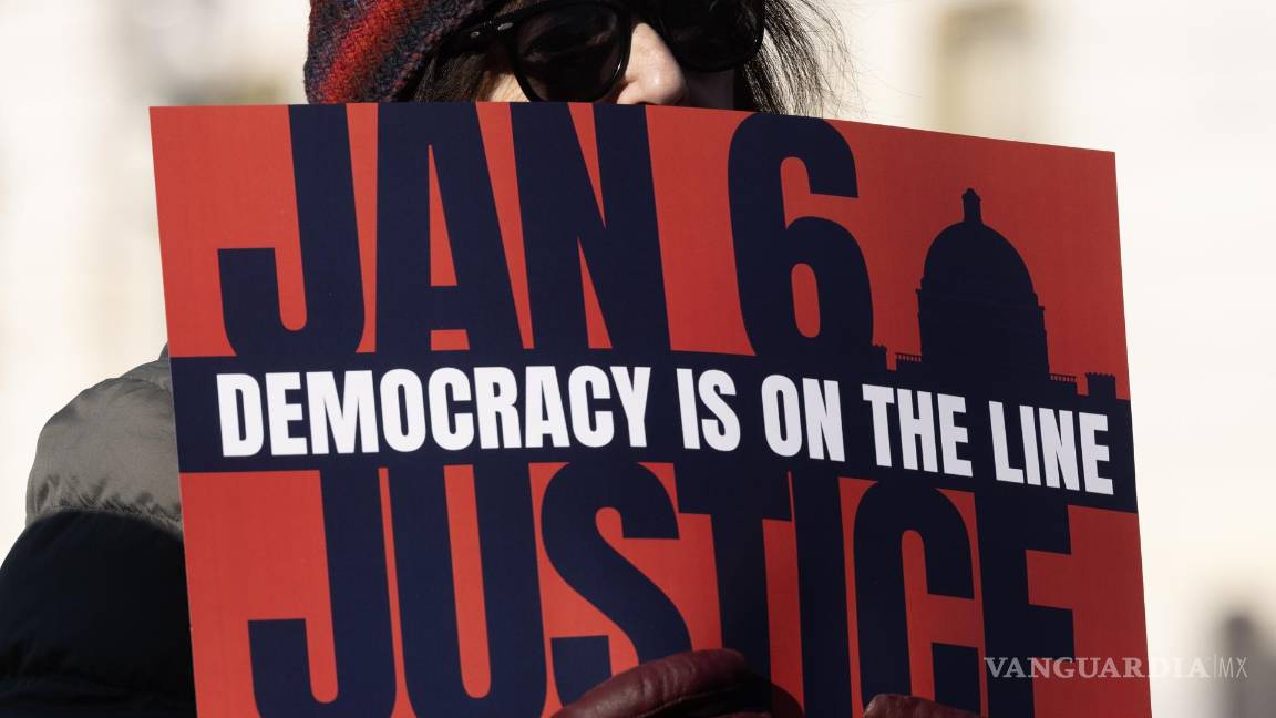 $!Un partidario con un cartel mientras los legisladores demócratas pronuncian comentarios antes del tercer aniversario del ataque al Capitolio en Washington, DC.