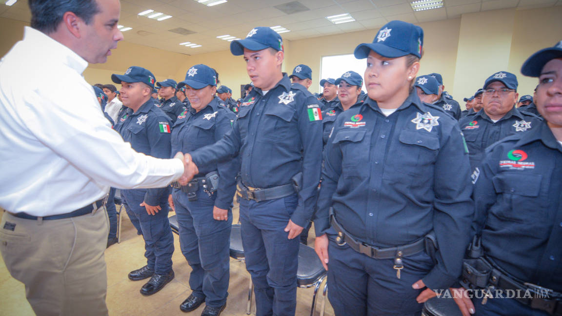 Entregan estímulos económicos a policías municipales de Piedras Negras
