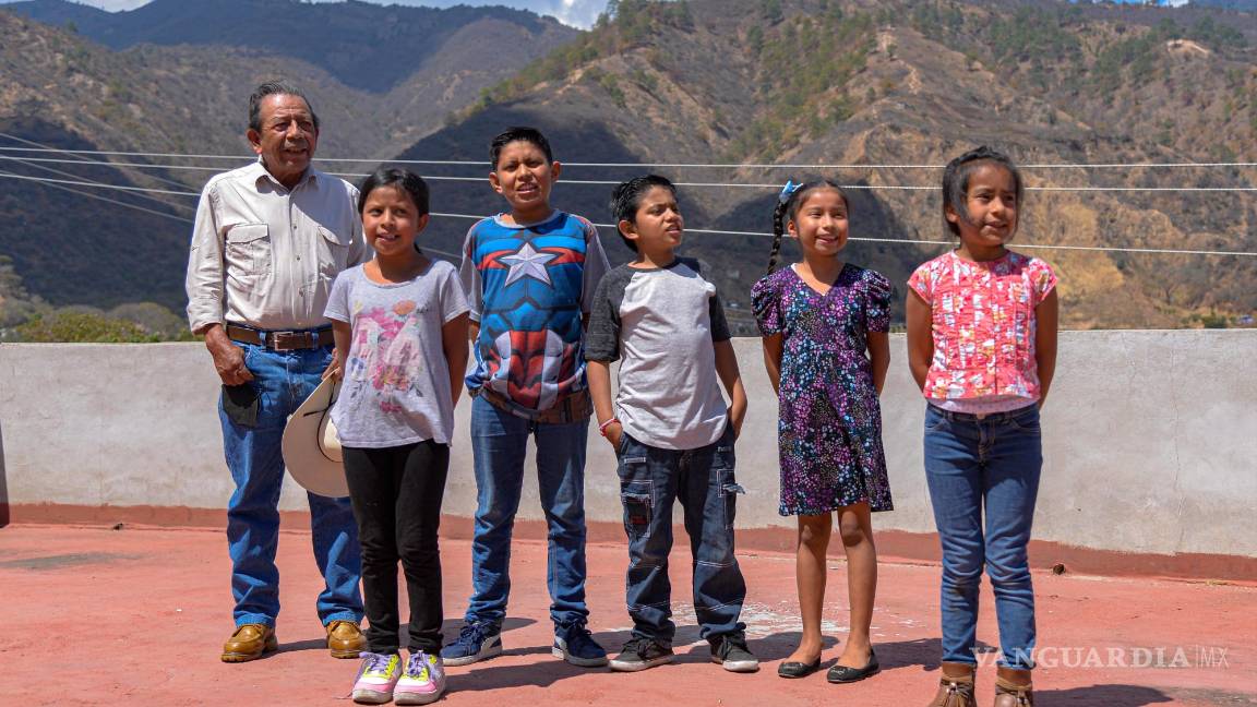 $!Teodoso Díaz Domínguez (i), maestro de la lengua indígena mocho con un grupo de alumnos en el municipio de Motozintla, estado de Chiapas. EFE/Carlos López