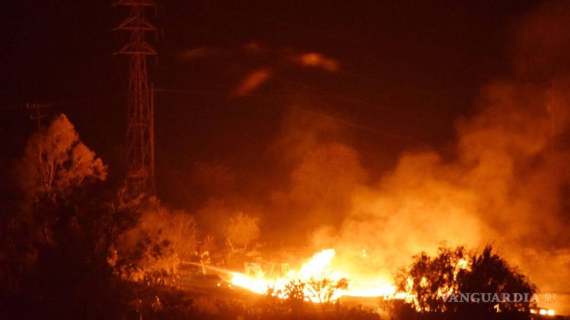 $!Aspectos de la explosión de un ducto de PEMEX que dejó como saldo tres empleados lesionados que se encontraban reparando la toma clandestina.