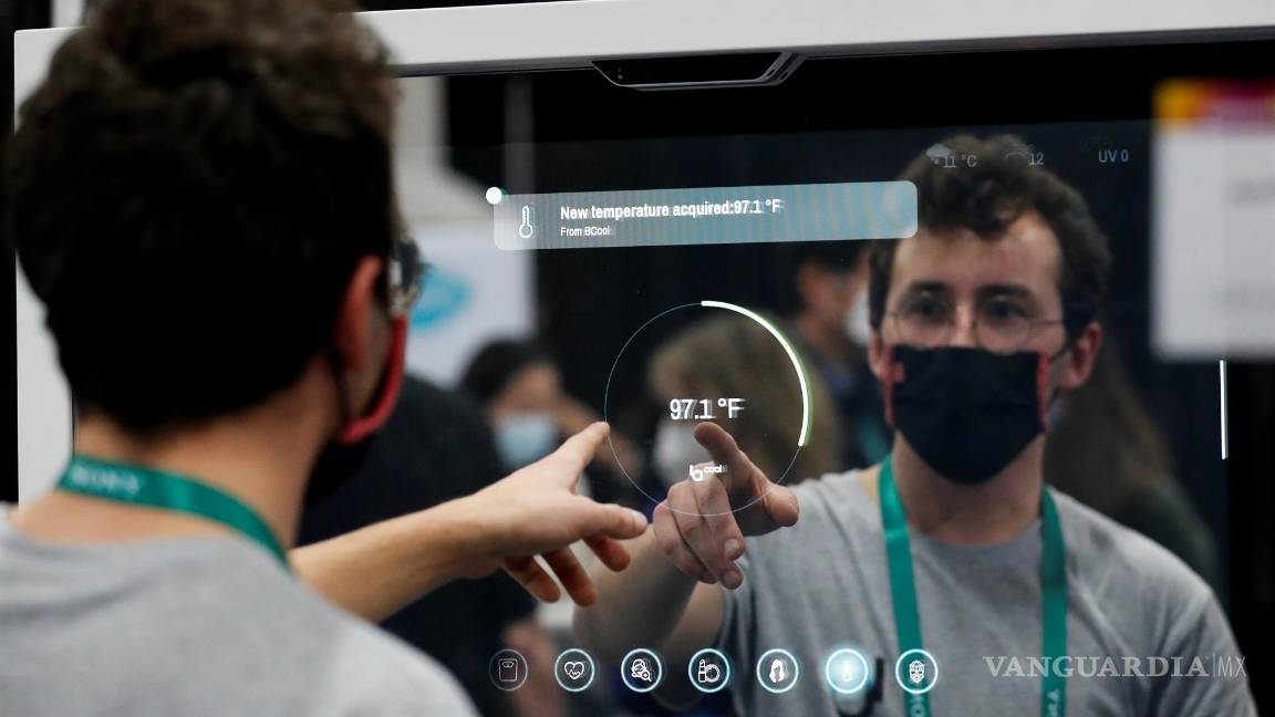 $!Gauthier Rouze utiliza el espejo inteligente de Baracoda Daily Healthtech. EFE/EPA/Caroline Brehman