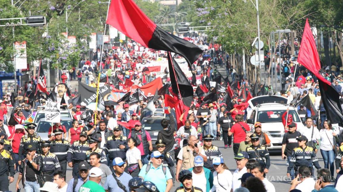 Miles marchan en la CDMX en Día del Trabajo, exigen mejores condiciones para laborar