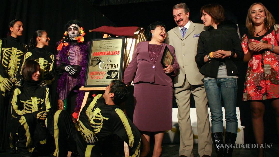 $!17 de octubre de 2008. Carmen Salinas apadrino a Alberto El Caballo Rojas, durante el estreno de la obra Los monólogos de la Catrina. Cuartoscuro/Ricardo Castelan