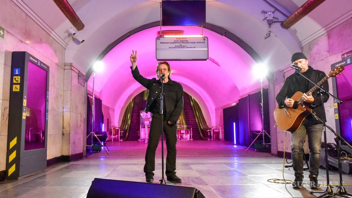Bono se solidariza con Ucrania y canta “Stand By Me” en el metro de Kiev