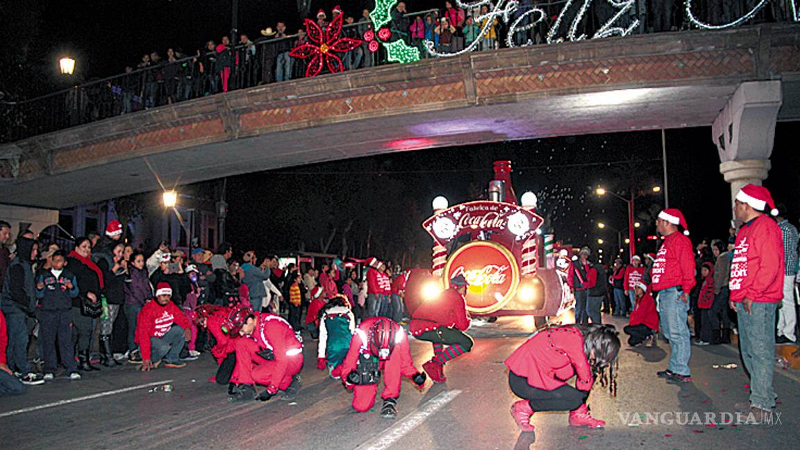 $!Miles disfrutan de desfile navideño en Saltillo