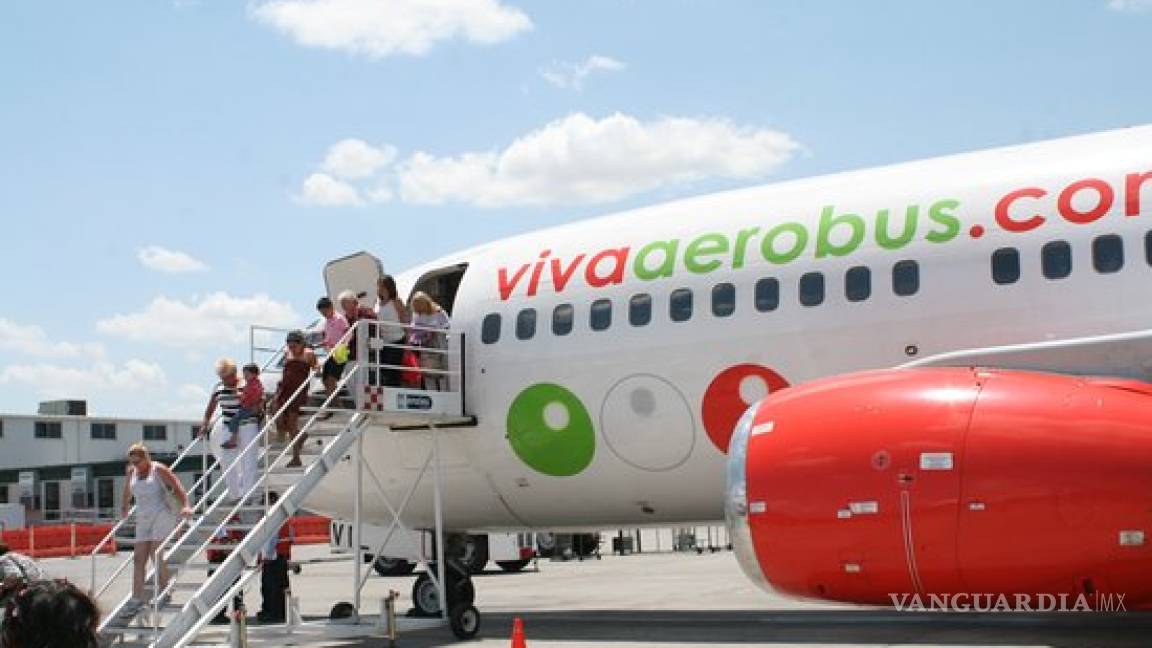 Viva Aerobus pide bajar tarifas aeroportuarias, 'duplican costo de boletos de avión'