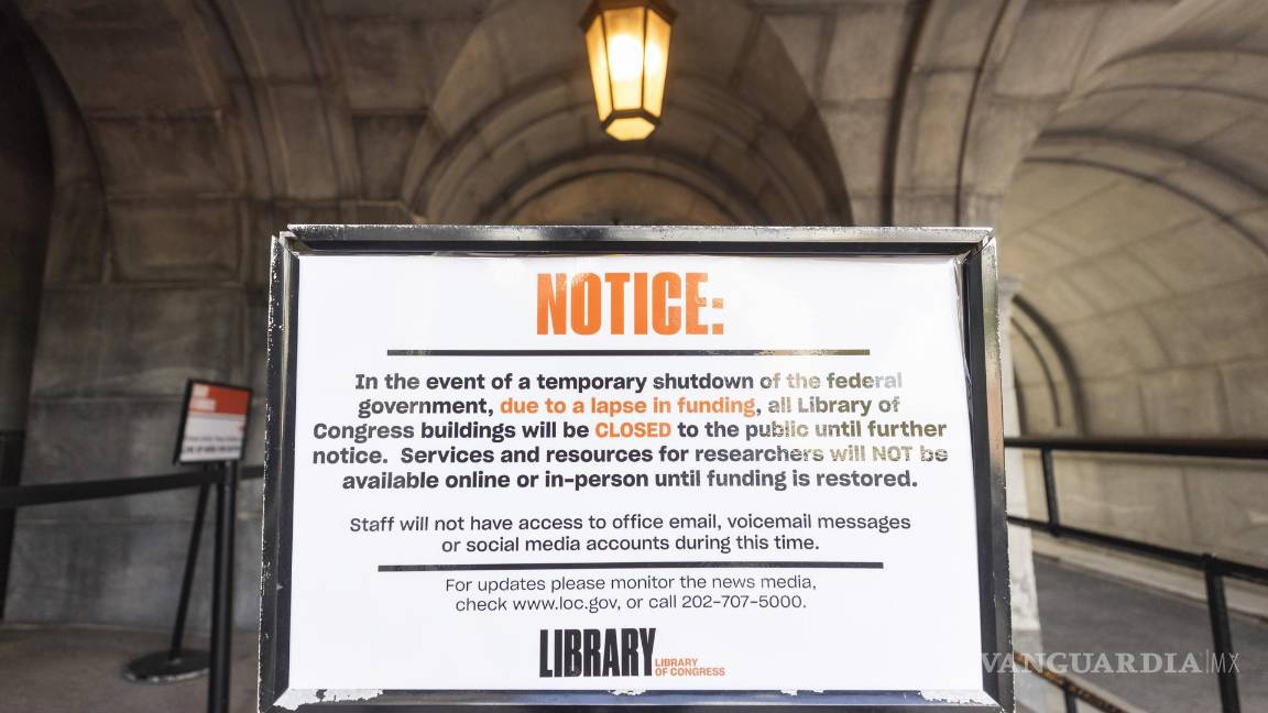 $!Un cartel a la entrada de la Corte Suprema para alertar a los visitantes de que está cerrada debido al cierre del gobierno en Washington.