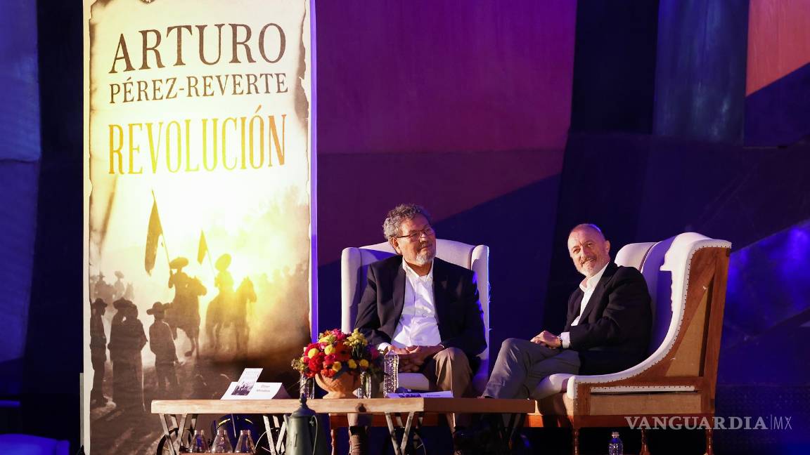 $!Arturo Pérez-Reverte (d) y el novelista mexicano Elmer Mendoza (i), en la presentación de su nuevo libro “Revolución” en el Polyforum Siqueiros.